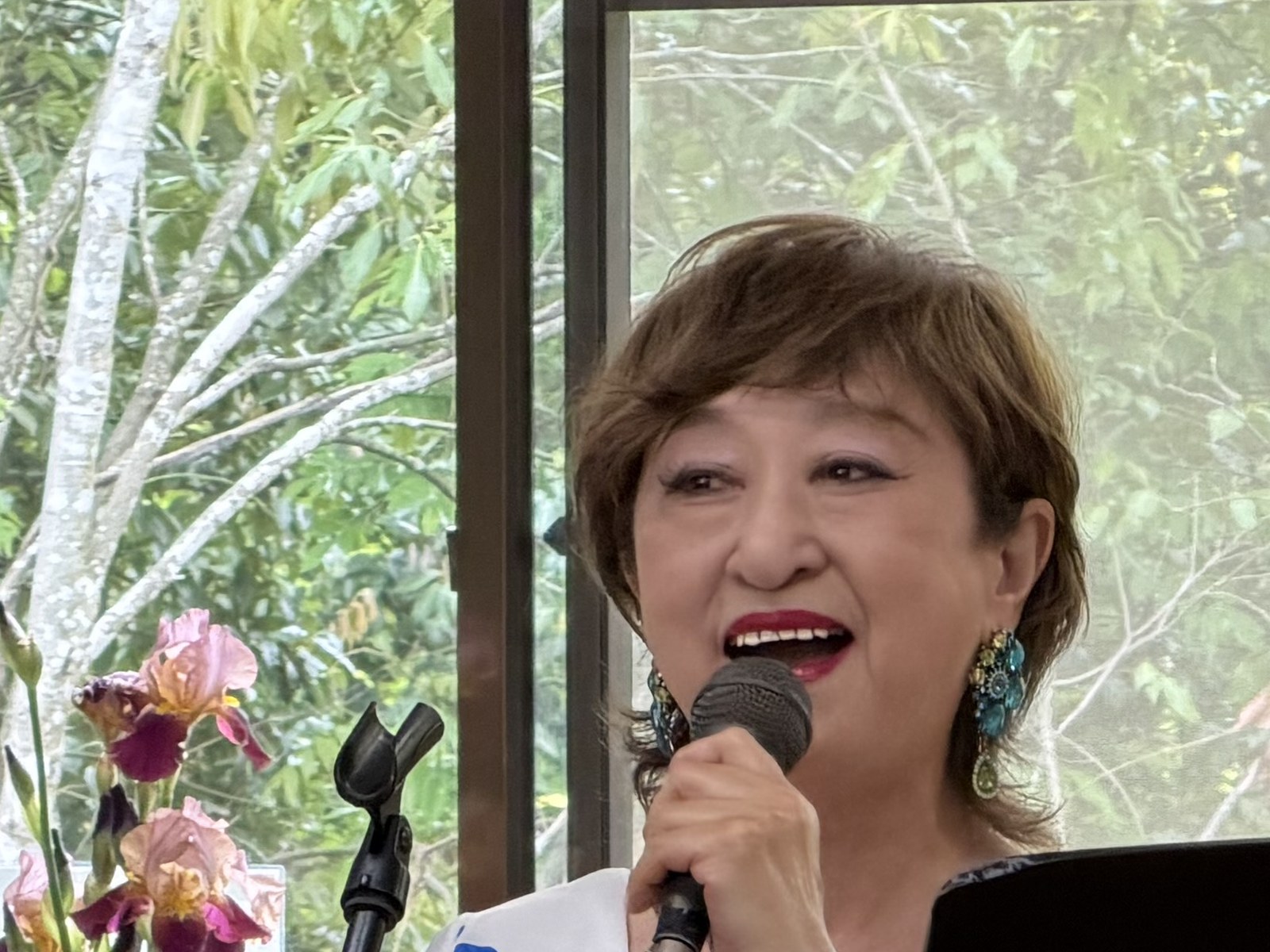 照明に照らされたホール公演