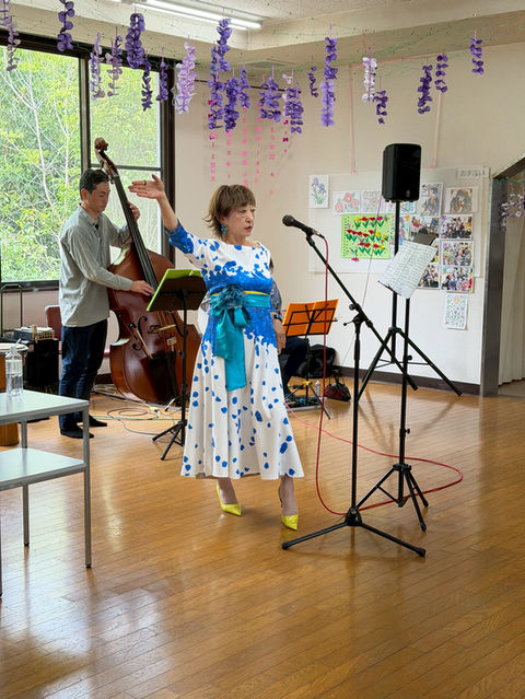 カフェでのライブコンサートの様子